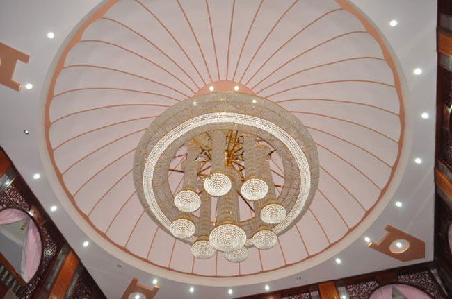 Đến chiếc đèn chùm dát vàng đặt tại gian chính của tòa nhà, trị giá nhiều tỷ đồng có đường kính rộng gần 10m được làm từ châu Âu.