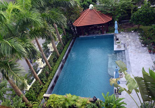 Bên trong có cả bể bơi khoảng 100 m² giống như trong khách sạn cao cấp