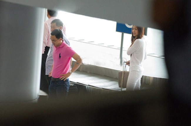 Sáng ngày 6/11, Tăng Thanh Hà đã cùng chồng là Louis đáp chuyến bay về nước sau khi tổ chức lễ cưới hoành tráng ở Manila (Philippines). 