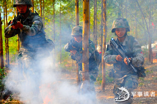 Lực lượng bộ binh thuộc quân khu Nam Kinh tập trận trong mịt mù lửa đạn.