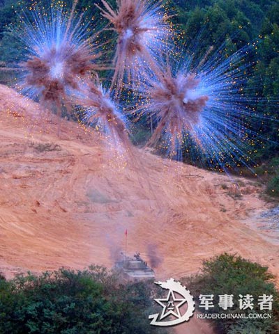Xe tăng Trung Quốc nã đạn pháo tiêu diệt mục tiêu ngay khi xuất trận.