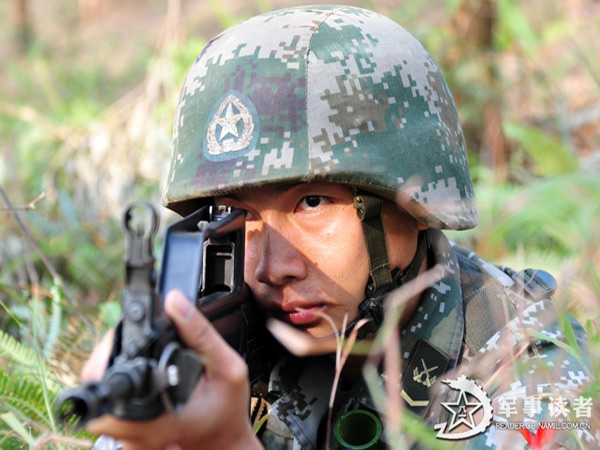 Ảnh cận lính bộ binh Trung Quốc tham gia buổi diễn tập tại quân khu Nam Kinh.