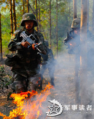 Hình ảnh buổi tập trận bất thường của quân khu Nam Kinh, Trung Quốc.