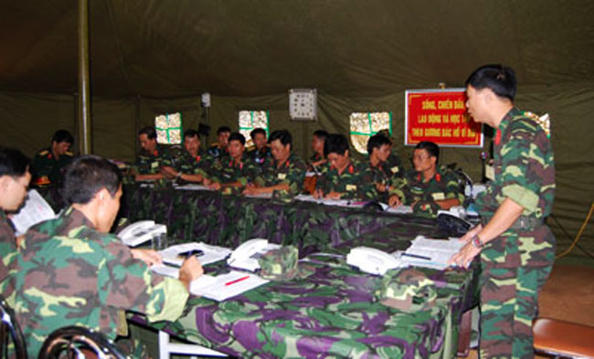 Thượng tá Lê Hồng Việt, Chính ủy Trung đoàn 603, chủ trì cuộc họp Đảng ủy chuyển trạng thái SSCĐ từ cao lên toàn bộ.