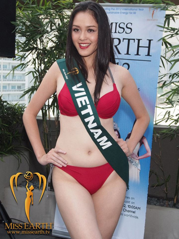 Trước đó, trong phần thi trang phục áo tắm, mặc dù rất nổi bật trong bộ bikini màu đỏ, Hoàng Anh cũng chưa may mắn có được cơ hội giật giải. Huy chương vàng được trao cho Stephany Stephanowitz - đại diện nước chủ nhà tại 