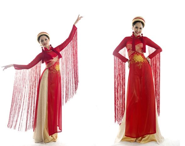 Trong bộ trang phục mới được công bố, phong cách trình diễn của Hoàng Anh khá gượng gạo