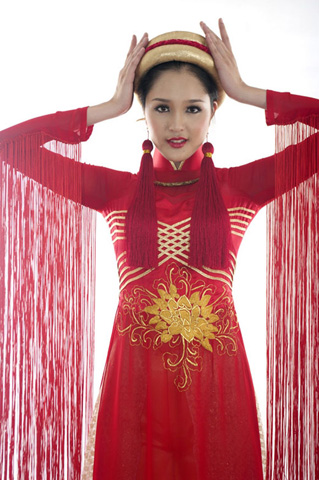 Chiếc cằm gẫy khiến khuôn mặt cô thiếu nét biểu cảm