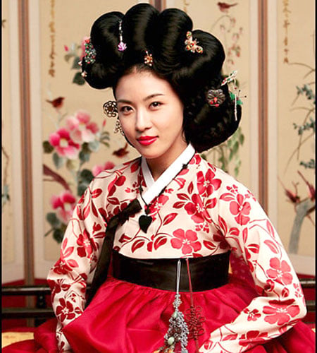 Nàng Hwang Jin Yi không những nổi tiếng vì vẻ đẹp tự nhiên bên cạnh tài năng của mình và còn nổi tiếng về việc chăm sóc sắc đẹp cũng như biết cách rèn rũa tài năng.