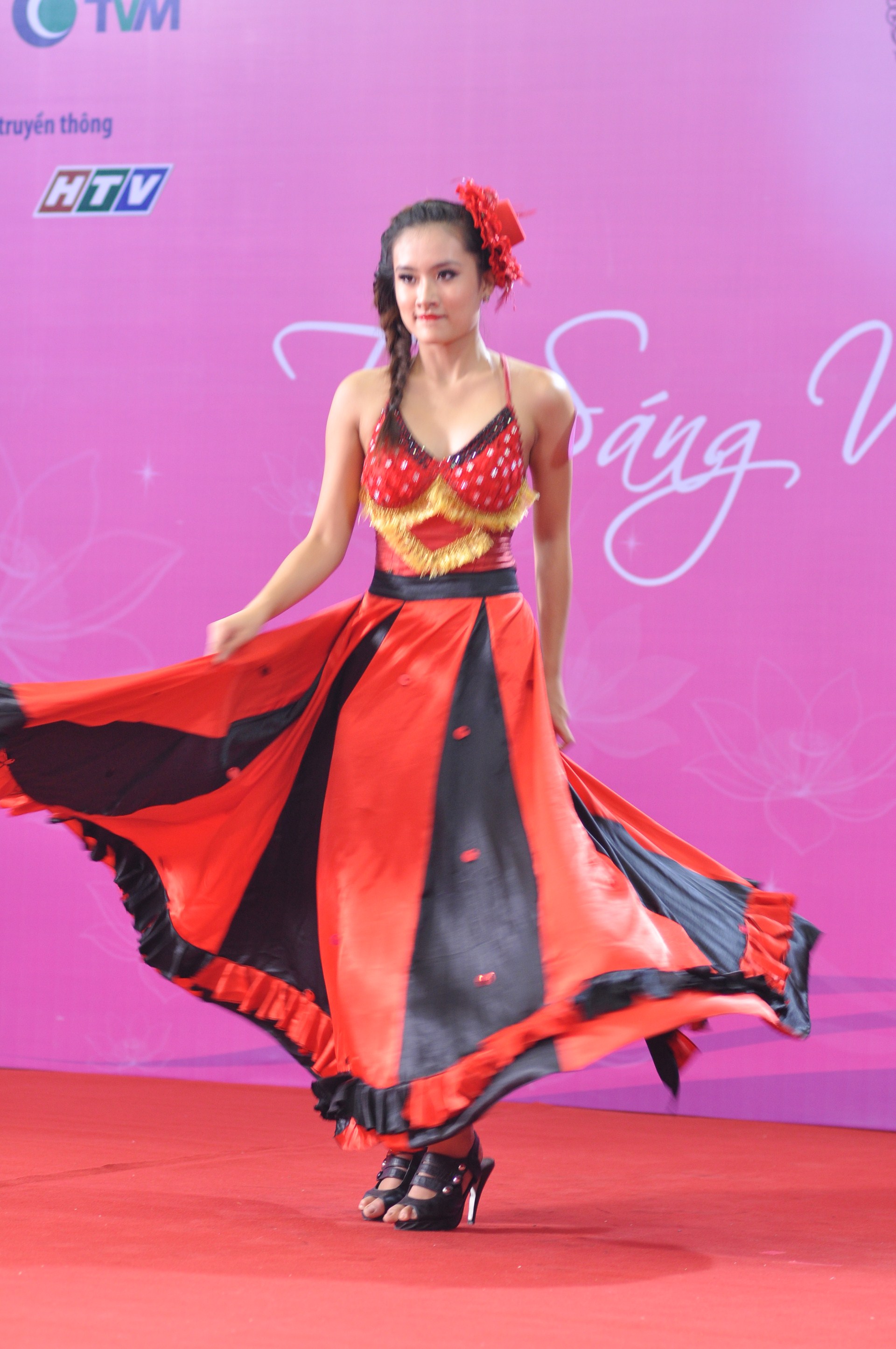 Nguyễn Thu Trang đến từ Thái Nguyên sôi động và lôi cuốn trong điệu nhảy Flamenco.JPG