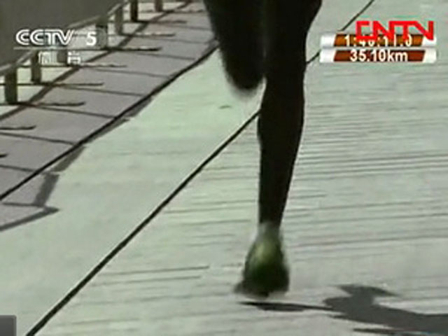 Trang web của báo Asahi Shimbun ngày 10/11 dẫn một nguồn thạo tin cho biết, ban tổ chức một giải marathon ở Bắc Kinh đã cấm các vận động viên Nhật Bản tham dự do quan ngại an ninh sau khi bùng phát tranh chấp lãnh thổ mới giữa hai nước. Dự kiến giải chạy này diễn ra tại vào ngày 25/11 tới. Tại thủ đô Bắc Kinh, các quan chức thuộc ủy ban trên hiện vẫn chưa đưa ra bình luận gì về thông tin này.