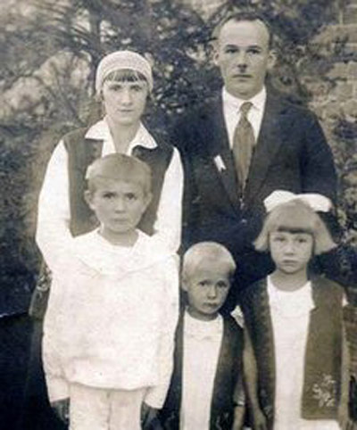 Danuta Maczka (phải) cùng với gia đình mình.  