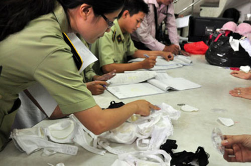 khoa-hoc-Viet-boi-roi-vi-chat-la-trong-ao-nguc-Phunutoday.vn