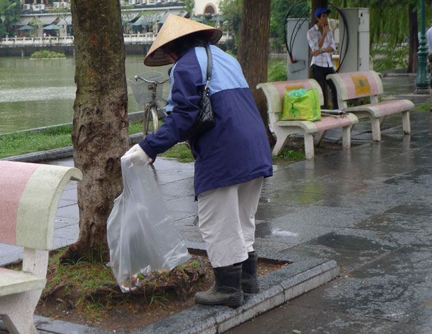Đây là lần thứ 5 cô Phương (ở Hoàn Kiếm, Hà Nội) tham gia nhặt rác cùng doanh nhân người Nhật. Lý giải việc đội mưa đi nhặt rác, cô Phương chỉ nói: 