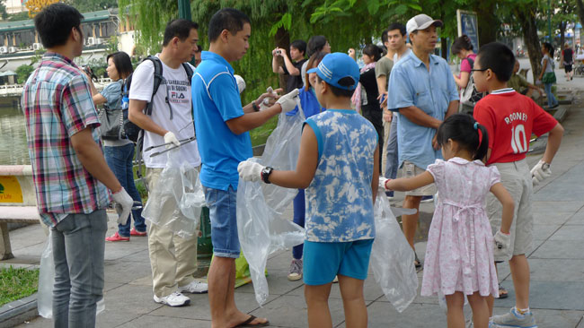 Khác với cảnh vắng vẻ lần này, cuối tuần trước (4/11) Hà Nội nắng đẹp, có khoảng 15 người tham gia nhặt rác cùng ông Ninomiya, trong đó có cả các em nhỏ