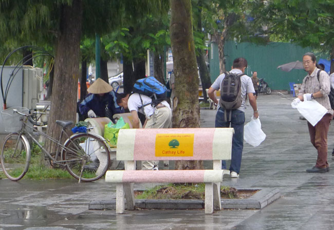 Hà Nội mưa rét không làm thay đổi lịch nhặt rác Hồ Gươm của quý ông Ninomiya. 7h45 ông đã có mặt tại Bờ Hồ cùng túi dụng cụ. Tuy nhiên, lần này chỉ có 2 người bạn Nhật khác cùng 1 phụ nữ và 1 học sinh cấp 3 tham gia cùng ông. Những tình nguyện viên người Việt trước đó không thấy xuất hiện.
