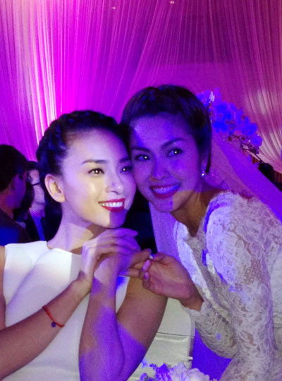  Trước đó, Tăng Thanh Hà cũng đã tự khuấy động tiệc cưới. Hoàn thành nghi thức rót rượu, cô dâu xinh đẹp lập tức vỗ tay kêu gọi mọi người chung vui trong lễ cưới của mình, tối 11/11, tại TP HCM. 