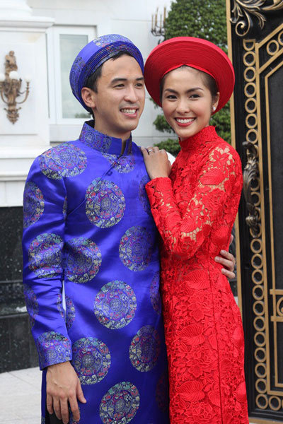  Nghi lễ tiệc cưới diễn ra như truyền thống của Việt Nam. Cô dâu Tăng Thanh Hà khá bình tĩnh và chủ động trong ngày trọng đại của mình, thực hiện các nghi lễ rất trôi chảy. Cô còn chủ động vỗ tay khi rót xong rượu champagne. Trong khi đó, chú rể lại khá thẹn thùng.