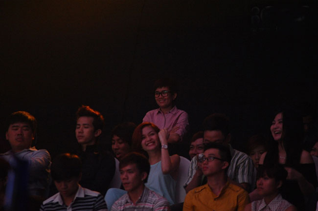 Trong suốt quá trình diễn ra đêm liveshow, Phương Uyên đứng ở một góc rất gần vị trí của Thiều Bảo Trang ngồi.