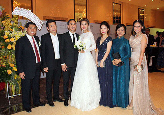 Tối 11/11 người đẹp Mỹ nhân kế đã có một đám cưới tràn ngập hạnh phúc. Đám cưới của Tăng Thanh Hà được coi là một trong những đám cưới   sang trọng của showbiz Việt. 