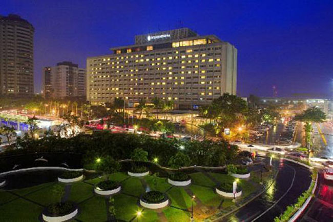 Ở Philippines, tiệc cưới của cặp đôi Hà Tăng và chú rể Louis Nguyễn ở khách sạn 5 sao Intercontinental Manila có phí trung bình là 246.000 peso   (khoảng 125 triệu đồng) theo như niêm yết của khách sạn này.