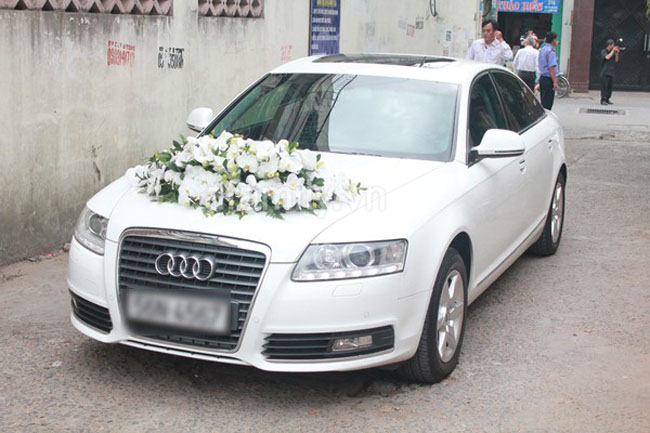 Cô dâu xinh đẹp Tăng Thanh Hà  được đón bằng chiếc xe Audi A6 có biển số vip 4567 - chiếc xe quen thuộc thường được vợ chồng cô sử dụng.