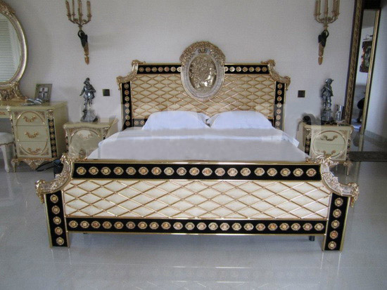 Bộ giường ngủ và bàn trang điểm có tông màu vàng ánh kim, sang trọng kết hợp tinh tế cùng những bức tượng nhỏ đặt xung quanh.