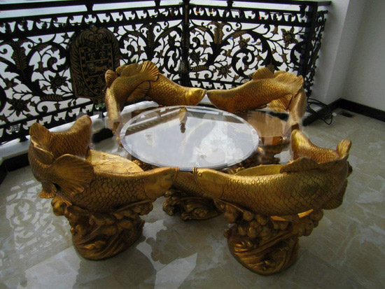 Bộ bàn ghế khá lạ mắt với hình cá chép. Vốn được xem như vật tượng trưng cho sự may mắn, đồ đạc mang hình cá chép thường được trưng bày tại nhà riêng của các doanh nhân.
