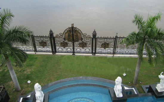 Bể bơi rộng rãi nhìn ra phía mặt sông Sài Gòn