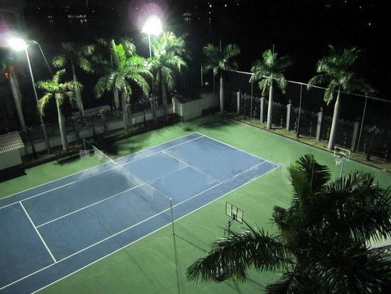 Sân tennis khá rộng nằm trong khuôn viên biệt thự
