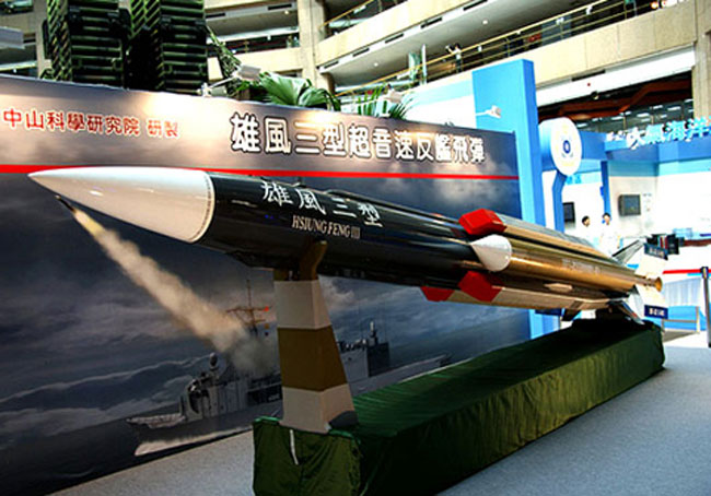 Tờ United Daily News của Đài Loan ngày 12/11 đưa tin, hòn đảo này vừa thử một tên hạm chống hạm có tầm xa nhất từ trước tới nay, một tháng sau khi Bắc Kinh đưa tàu sân bay đầu tiên của nước này vào phục vụ. Được mệnh danh là “kẻ hủy diệt tàu sân bay”, tên lửa mới có tầm xa 400km và có khả năng đạt với tốc độ Mach 3.0, tức gấp 3 lần tốc độ âm thanh. Đài Loan hiện từ chối bình luận về thông tin tờ báo đăng tải.