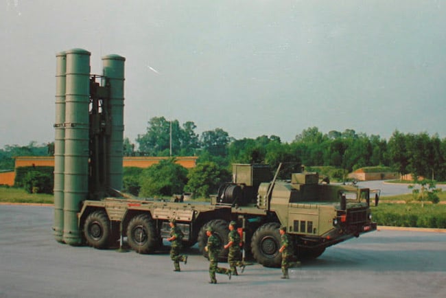 Hình ảnh trên đã gián tiếp xác nhận Việt Nam đã mua của Nga giàn hỏa tiễn phòng không S300 PMU1. Tấm hình với lời chú thích cho thấy một số lính đang được huấn luyện chung   quanh giàn hỏa tiễn lắp trên một xe vận tải đặc biệt. 