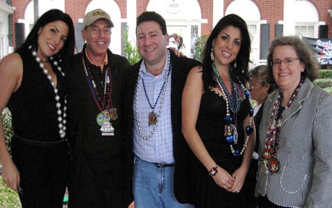 Ông Petraeus (thứ hai từ trái qua) chụp ảnh cùng vợ chồng Scott, Jill Kelly đứng bên vợ ông, bà Holly Petraeus (bìa phải) hồi năm 2010 - Ảnh: Tampa Bay Times