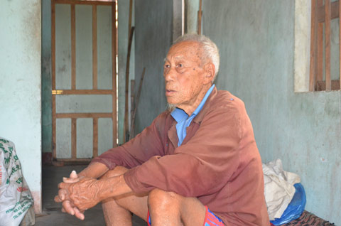 Già Lâu (Đỗ Tấn) trong căn nhà nhỏ của mình.