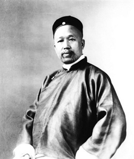 Khang Hữu Vi sinh 1858, là người ở huyện Nam Hải, tỉnh Quảng Đông.