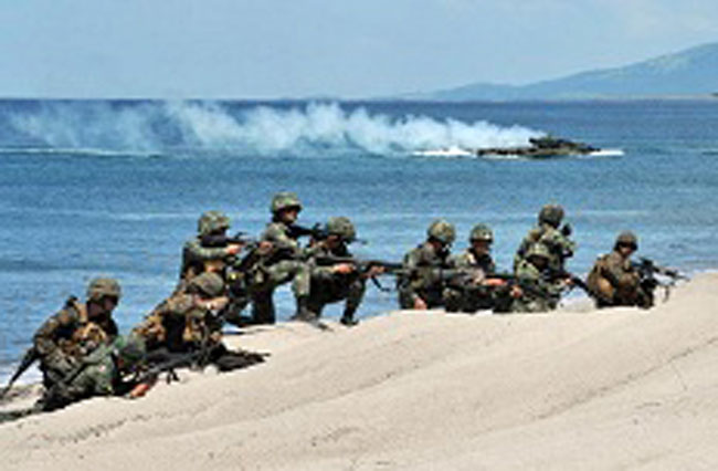 Philippines - Australia đang đàm phán để hai nước có thể tham gia các cuộc tập trận quốc tế của nhau. Tân Hoa Xã dẫn lời quan chức quốc phòng Philippines cho biết, nước này và Austalia đang bắt đầu các cuộc đàm phán cho phép Quân đội Australia tham gia cuộc tập trận Balikatan hàng năm giữa Mỹ - Philippines. Ngược lại, Philippines cũng tham gia vào cuộc tập trận giữa Australia với các quốc gia khác.