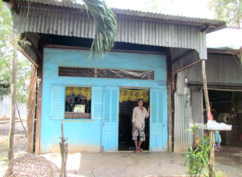  Ông Khoa trước căn nhà tồi tàn của mình