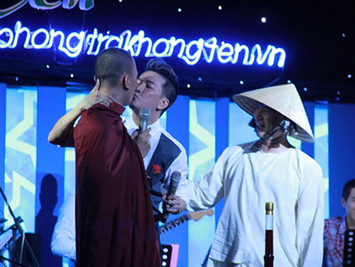 Nụ hôn gây tranh cãi của ca sĩ Đàm Vĩnh Hưng với nhà sư trong đêm nhạc từ thiện 4/11