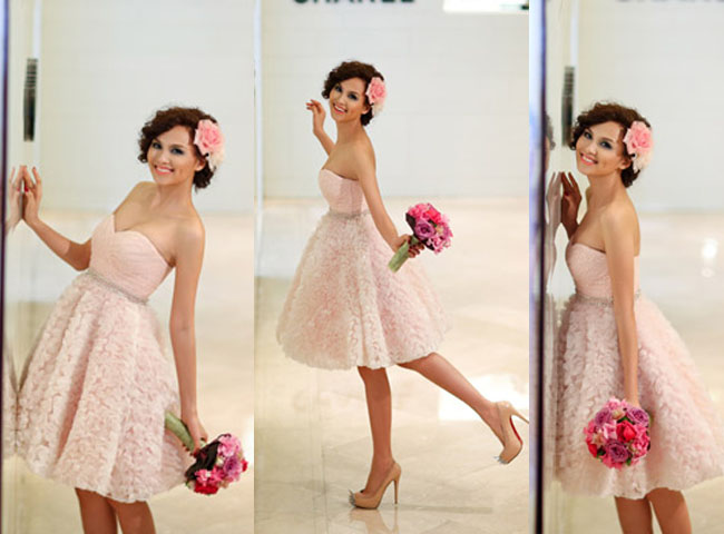 Ngoài váy cưới trắng, Diễm Hương còn lựa chọn một bộ váy cưới ngắn màu hồng pastel, mang phong cách trẻ trung, ngọt ngào. 