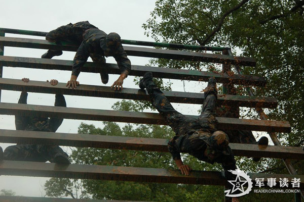 Hình ảnh lính quân khu Nam Kinh vượt chướng ngại vật trong buổi luyện tập.