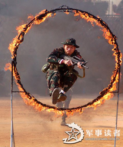 Ảnh cận một lính đặc nhiệm của quân khu Nam Kinh băng mình vượt qua vòng lửa.