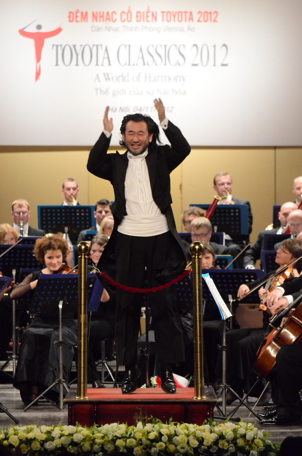 Vị nhạc trưởng người Nhật Joji Hattori với phong cách trình diễn hào sảng để lại ấn tượng đặc biệt đối với khán giả về phong cách chỉ huy.