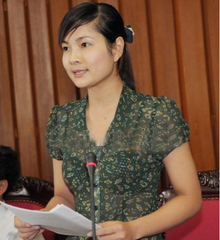Nữ đại biểu xinh đẹp tốt nghiệp Bác sĩ đa khoa và hiện đang công tác tại Bệnh viện Nhi Hải Dương.