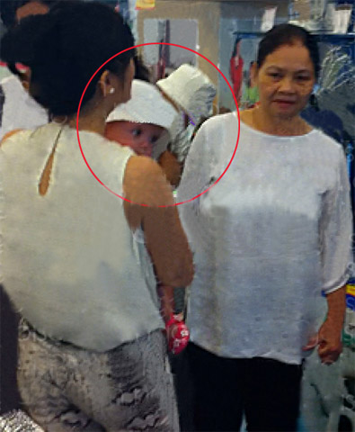 Bất ngờ chiều 12.11, Hồng Nhung bị bắt gặp đi mua sắm đồ gia dụng tại một trung tâm thương mại mới khai trương ở TP HCM. Diva 42 tuổi đưa cả hai bé Tôm và Tép đi cùng trong chuyến mua sắm này. Tháp tùng Hồng Nhung còn có mẹ của cô và vú em.