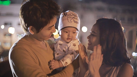 Nữ ca sĩ Trương Quỳnh Anh trong lần tung MV mới không ngần ngại đưa cả hình ảnh cậu con trai kháu khỉnh đáng yêu và người chồng chưa cưới - ca sĩ Tim.