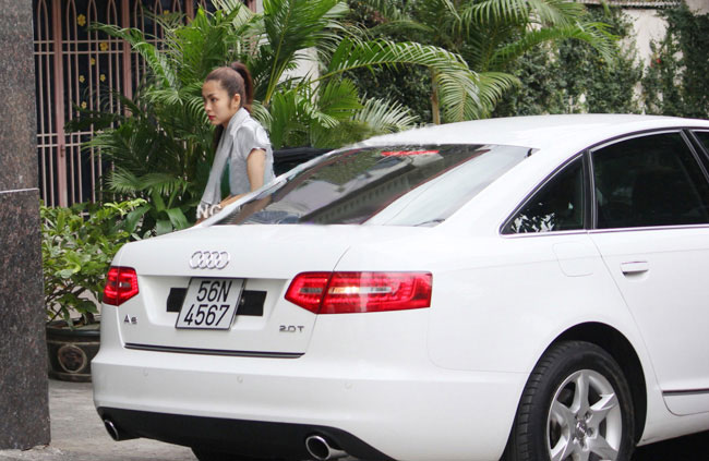  Chiều 13/11, Hà Tăng lái chiếc xe Audi màu trắng quen thuộc tới địa điểm làm việc tại một tòa nhà ở Q.10, TP.HCM.