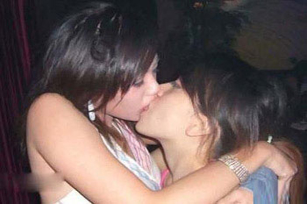 Những nụ hôn đồng giới cũng không phải hiếm gặp trong thế giới tuổi teen ở Trung Quốc.