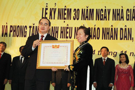 Phó Thủ tướng Nguyễn Thiện Nhân nhận danh hiệu Nhà giáo ưu tú