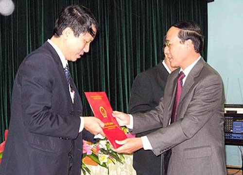 Ông Đàm Xuân Lũy (trái) trong ngày nhận quyết định bổ nhiệm chức Giám đốc Sở GTVT Hải Phòng năm 2008
