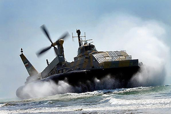 Tại cảng Bandar Abbas, quân đội Iran đã giới thiệu loại tàu đệm khí mới được thiết kế và sản xuất trong nước có khả năng phóng tên lửa và máy bay không người lái.