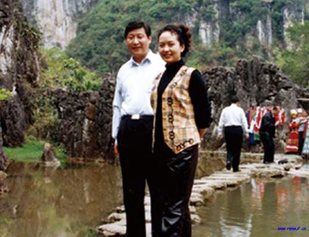 Về đời tư, Tập Cận Bình là con trai của Tập Trọng Huân, một nhà cách mạng, cựu Phó Thủ tướng Trung Quốc. Trong thời gian nắm quyền, cha Tập Cận Bình ủng hộ tự do hóa kinh tế và giữ vai trong quan trọng trong việc tạo ra các đặc khu kinh tế tại Trung Quốc. Tập Cận Bình kết hôn với bà Bành Lệ Viên, một ca sĩ nổi tiếng và người vợ thứ hai. Họ có một con gái là Tập Danh Tư, hiện đang học tại Đại học Harvard.